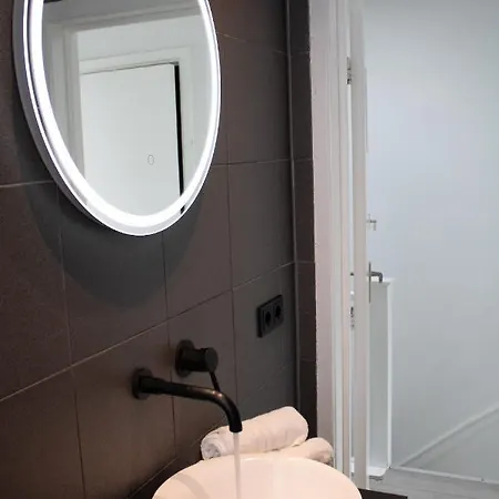 Apartment Cozy 2 Bedroom With Free Parking *