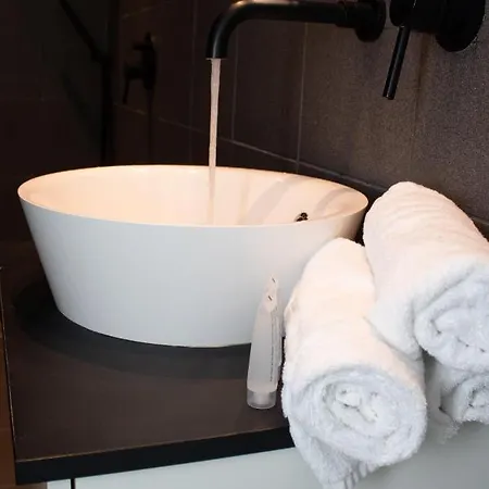 Cozy 2 Bedroom With Free Parking Apartment *
